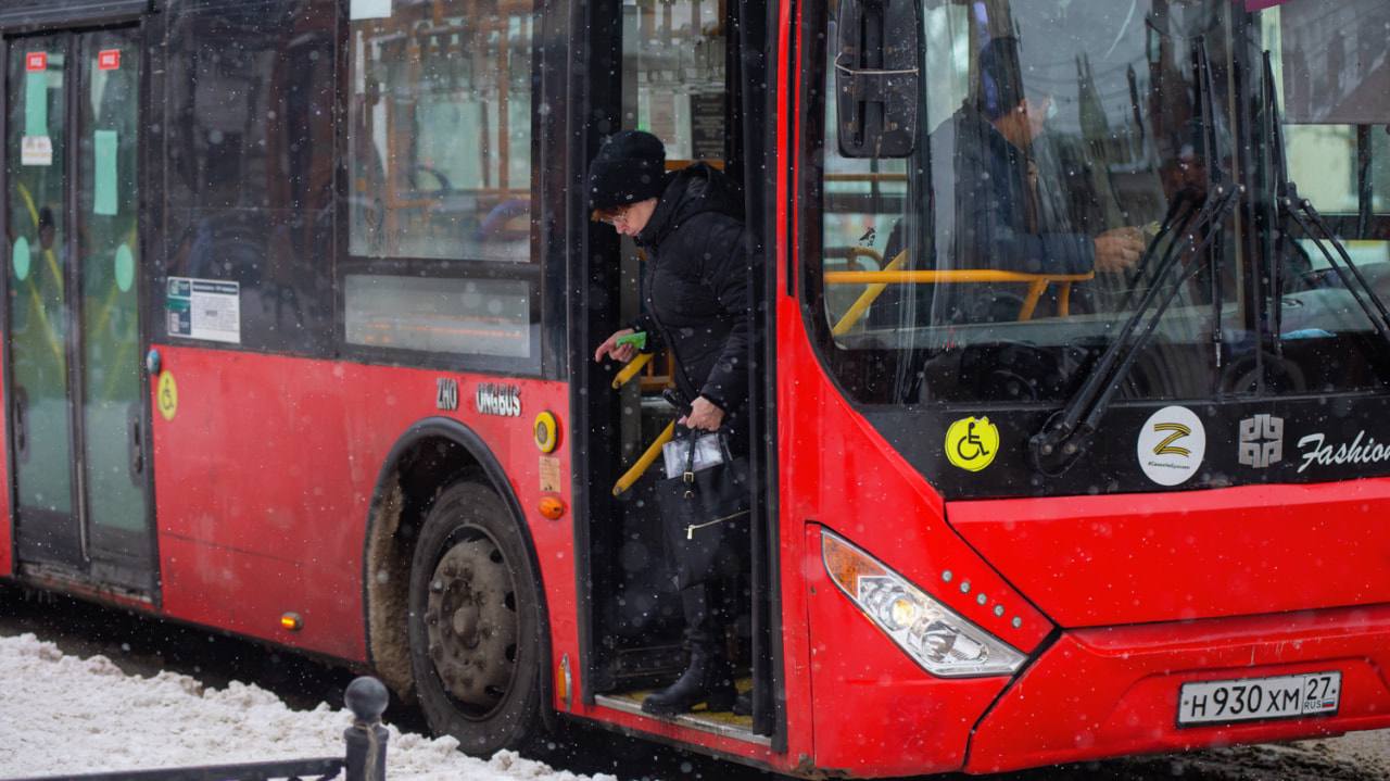 Ребенка сбил автобус №40 на Краснореченской  Ребенок получил травмы и был доставлен в больницу. На месте работают сотрудники полиции.    Прочитать статью полностью