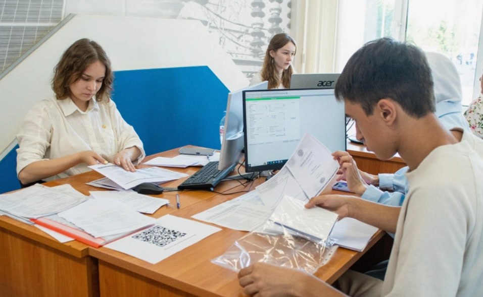 Правительство утвердило список направлений подготовки и специальностей по которым число платных мест будет ограничено В него вошли 28 специальностей бакалавриата и 12 специалитета По остальным направлениям для вузов и абитуриентов ничего не изменится Как указали РБК в Министерстве науки и высшего образования изменения позволят гармонизировать подготовку кадров под потребности рынка труда по отдельным специальностям снизить его перенасыщенность и в целом повысить качество высшего образования Фото Максим Платонов Бизнес Online Global Look Press РБК в Telegram и MAX