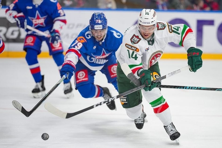 СКА одержал волевую победу над Ак Барсом в Санкт Петербурге Казанцы первыми открыли счет но в итоге проиграли 2 3 В составе Ак Барса шайбы забросили Александр Хмелевский и Митчелл Миллер У СКА голы в активе Марата Хайруллина Матвея Полякова и Сергея Плотникова Следующий матч Ак Барс проведет 20 декабря в Уфе с Салаватом Юлаевым в 14 30 по московскому времени