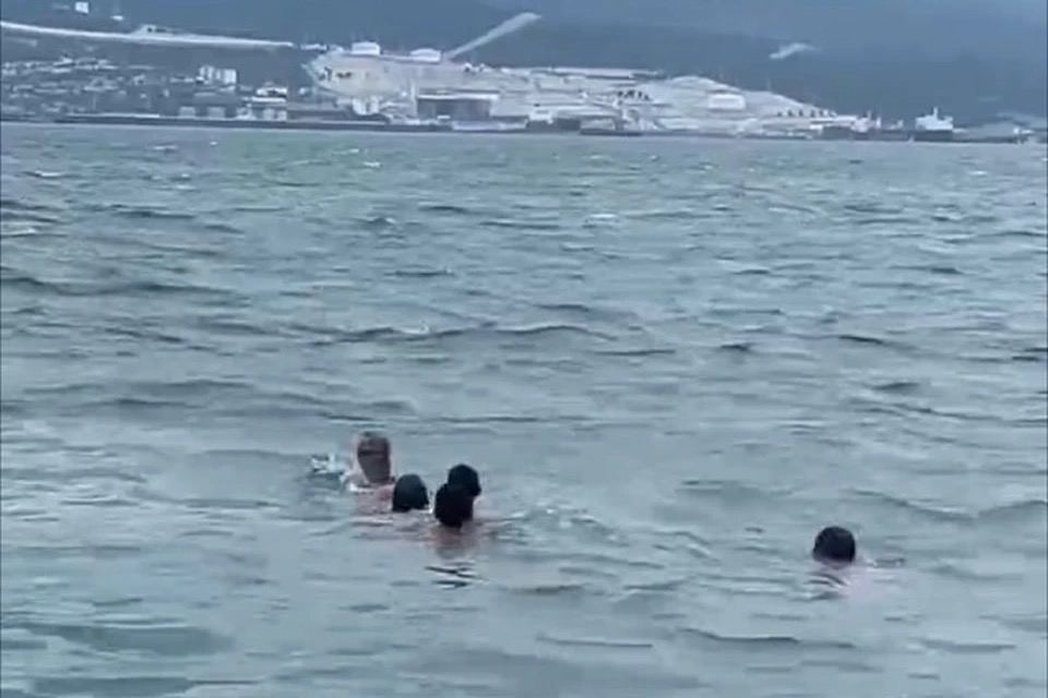 «Семь минут был под водой, уже не дышал сам»: Медик откачал посиневшего без кислорода мужчину на пляже в Новороссийске  Мужчина прыгнул с пирса на центральном пляже Новороссийска и не всплыл. Семь минут он провёл под водой — без дыхания& Первой тревогу подняла его жена, на помощь бросились отдыхающие.  Когда мужчину вытащили на берег, счет шел на секунды. Спасать пострадавшего начал один из очевидцев — врач из Волгограда Дмитрий Болотов. Он оказался рядом случайно: отдыхал с семьей. И вернул мужчину к жизни, а после — передал медикам.  Причиной ЧП стал эпилептический приступ. Сам врач говорит, что героем себя не считает — просто сделал то, что обязан.