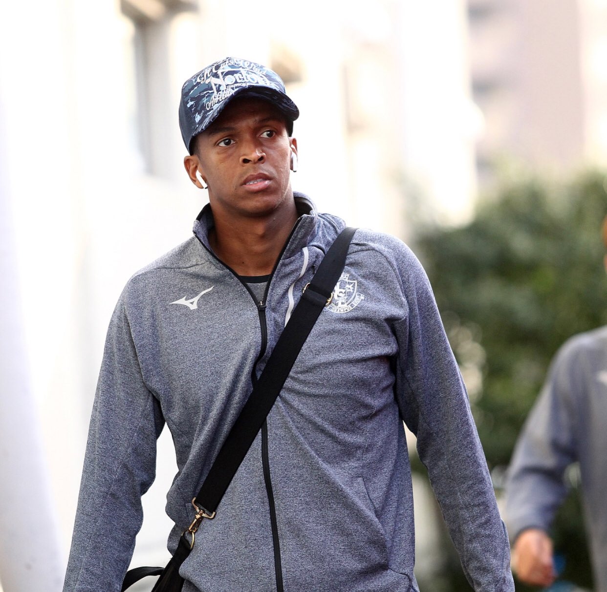 Жо арестовали за неделю до приезда на матч ЦСКА Бывшего нападающего сборной Бразилии задержали во вторник на пляже Барра в Рио де Жанейро Игрок не платил алименты в течение 12 месяцев и арестован по этой причине в четвертый раз Жо на следующей неделе должен посетить два матча армейцев против Динамо Мх в Кубке России и Оренбурга в РПЛ Подписывайтесь на РИА Новости Спорт в MAX