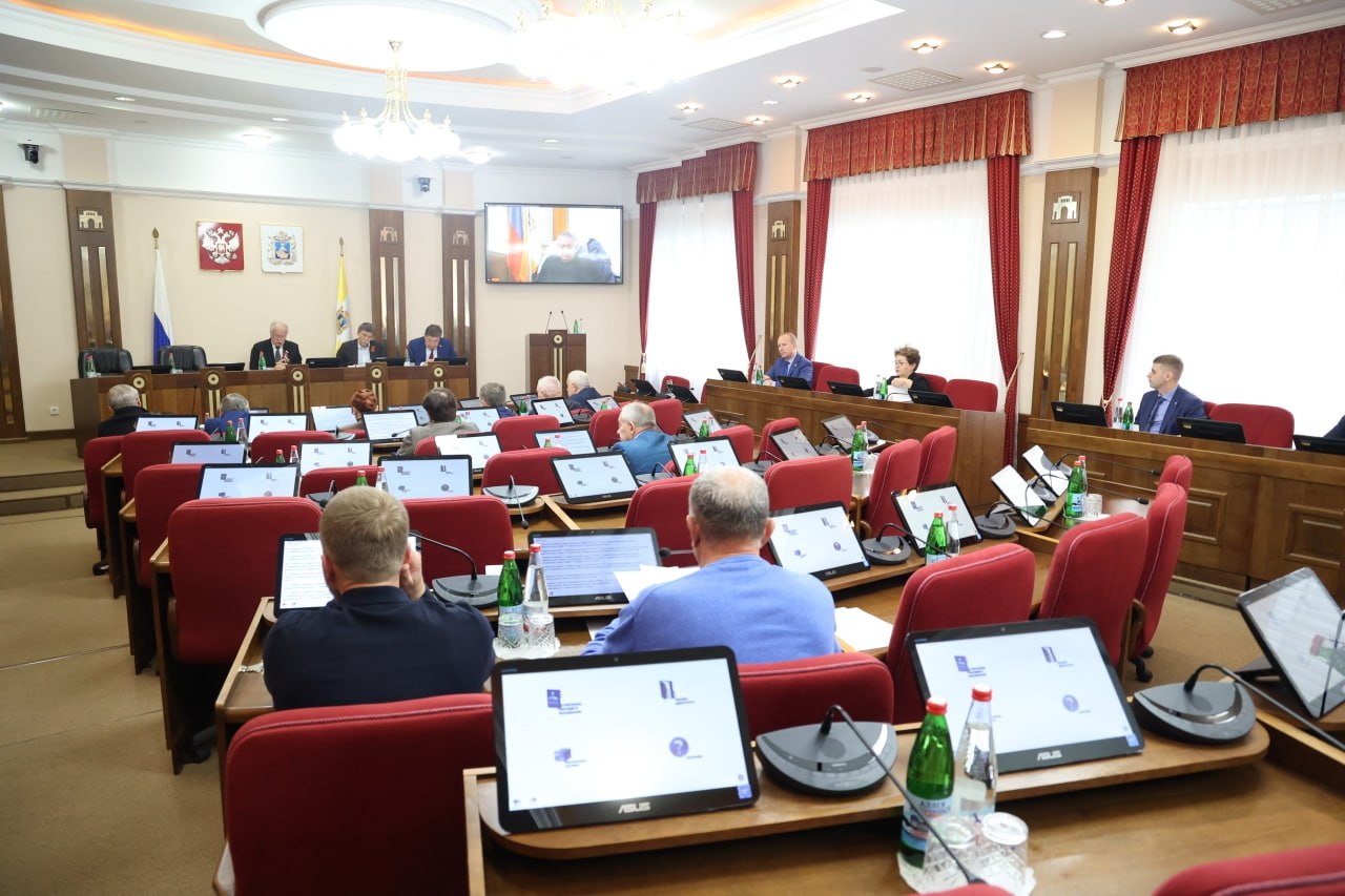 Ставропольские депутаты предложили запретить россиянам подкармливать бездомных собак без лицензии Дума региона направила инициативу в Госдуму РФ. Из текста документа следует, что депутаты парламента Ставрополья предлагают следующее. С января 2026 года подкармливать бездомных собак, ухаживать за ними во дворах многоквартирных домов, если инициативу примут, можно будет не всем жителям страны, а только тем, кто получит лицензию в госорганах. После того, как совершеннолетний россиян или организация добьётся разрешения, им нужно будет каким-то образом сделать так, чтобы у бродячих собак, живущих во дворе, не появлялось потомство. «Сегодня важно заниматься не только теми собаками, которые уже обитают на улице, но и предотвращать появление новых. Поэтому мы предлагаем установить прямой запрет на разведение безнадзорных собак при стихийном содержании», – прокомментировал инициативу председатель думы Ставрополья Николай Великдань. Когда инициатива попадёт в повестку в Госдумы и попадёт ли, пока неясно. Сейчас документ рассматривается в комиссии Совета законодателей России. Заключения по нему ещё нет. «ВКонтакте» и в «Одноклассниках», чтобы быть в курсе самых интересных новостей Кавказа. -канал АиФ – Северный Кавказ