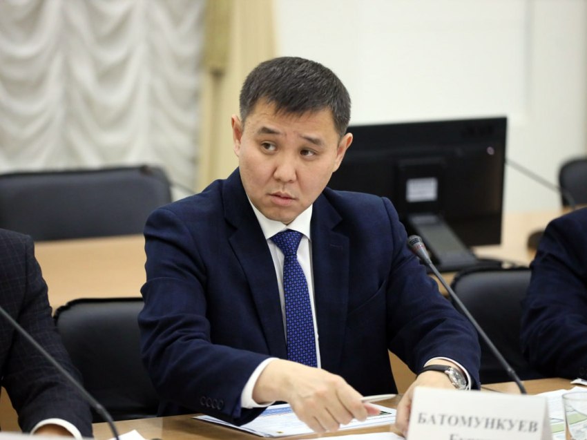 Буянто Батомункуев: Пункты пропуска в Забайкалье работают в штатном режиме Пункты пропуска на российско-китайской и российско-монгольской границе в Забайкалье работают в штатном режиме, железнодорожные составы и транспортные средства пропускаются без сбоев. Об этом 14 июля в ходе оперативного совещания сообщил исполняющий обязанности заместителя председателя правительства региона Буянто Батомункуев. «Все пункты пропуска работают штатно. Например, время пропуска транспортных средств в Верхнем Ульхуне составляет 15 минут, стремимся к сокращению этого срока», - сказал Буянто Батомункуев. На международном автомобильном пункте пропуска Забайкальск за неделю на въезд и выезд пропущено 5 691 транспортное средство. На железнодорожном пункте пропуска Забайкальск пропущено 305 составов. Двусторонние автомобильные пункты пропуска Олочи и Староцурухайтуйский пересекли 421 транспортное средство. Международный автомобильный пункт пропуска Соловьёвск и двусторонний автомобильный пункт пропуска Верхний Ульхун пересекли 108 транспортных средств. Через железнодорожный пункт пропуска Соловьёвск пропущено семь составов. Напомним, по поручению Президента России Владимира Путина Правительство Российской Федерации совместно с ФСБ России примут решения, обеспечивающие типовое время досмотра грузового транспортного средства на пункте пропуска через государственную границу - не более 10 минут. Подписывайтесь: