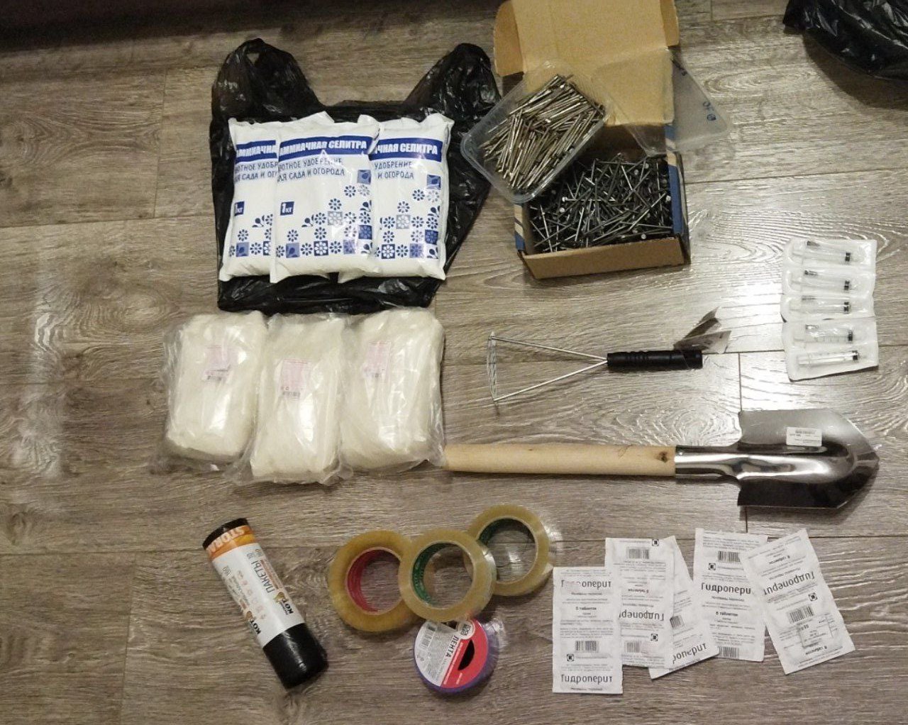 Гражданин Узбекистана планировавший взрыв в здании правительства Ставрополья осужден на 20 лет Приговор уроженцу соседнего государства вынес Южный окружной военный суд Как сообщили в УФСБ РФ по краю злоумышленник примкнул к запрещенной в России террористической организации В декабре 2023 года он планировал совершить взрыв в здании краевого правительства однако был задержан сотрудниками спецслужб до реализации замысла При обыске жилища подозреваемого и тайника в лесу оперативники изъяли 4 самодельных взрывных устройства и схему помещения где должен был произойти теракт В отношении мужчины возбудили уголовное дело по нескольким статьям включая организацию деятельности террористической организации приготовление к террористическому акту незаконное изготовление взрывчатых веществ и незаконный оборот оружия Суд приговорил террориста к 20 годам лишения свободы в колонии строгого режима и штрафу в 1 млн рублей В силу приговор пока не вступил Фото УФСБ РФ по СК  Подписаться на 1777 в MAX