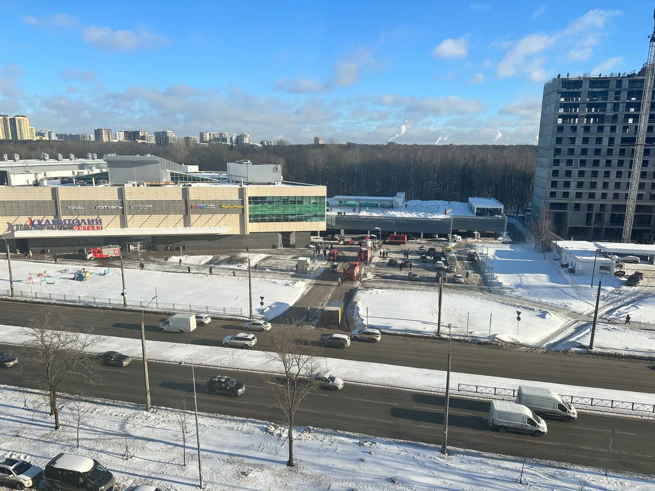 Пожар в ТЦ Капитолий у метро Пионерская На место прибыли скорая и реанимация рассказала читательница Бумаги Сейчас пожар уже потушили Детали Из здания эвакуировали 500 человек сообщили в МЧС Пожар возник в вентиляции ресторана Гуси Лебеди на втором этаже По информации канала 78 в вытяжке загорелся жир В 12 37 пожар потушили Сведения о пострадавших не поступали Фото читатель Бумаги Подписывайтесь на Бумагу и предлагайте новости