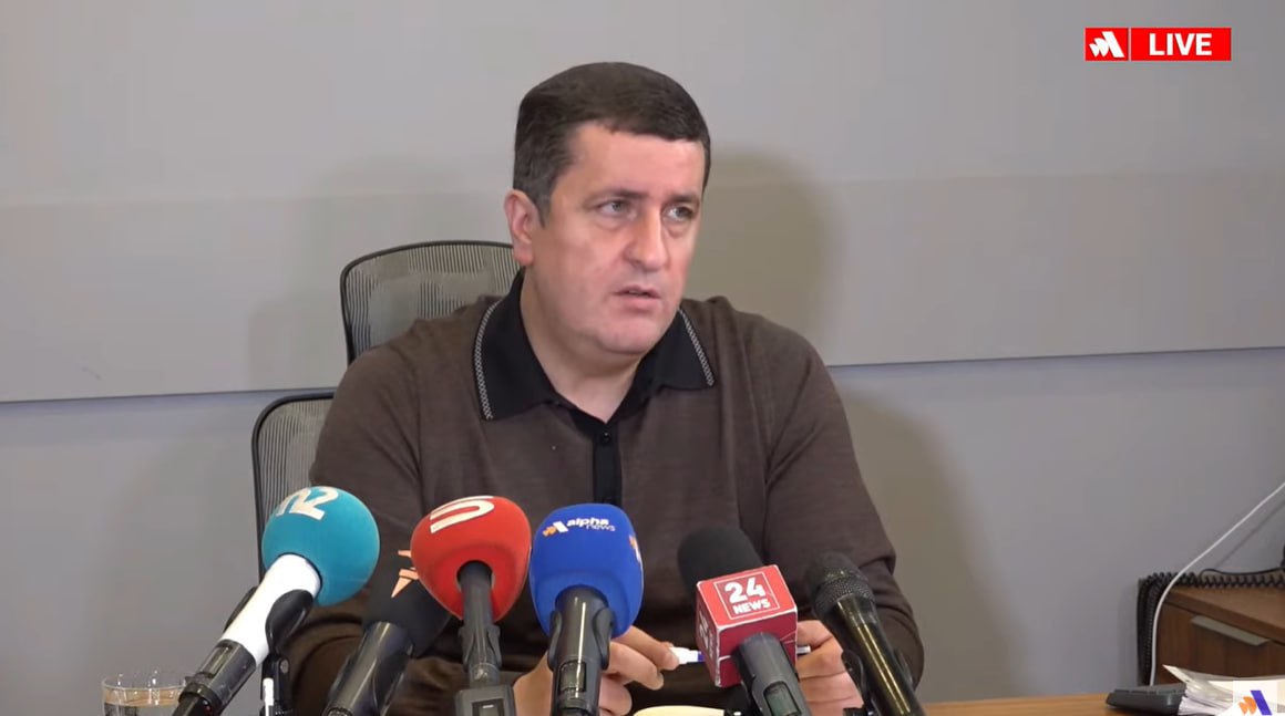 Тарифы на электроэнергию могут быть снижены за счет личной прибыли Самвела Карапетяна Давид Казинян Бывший исполняющий обязанности генерального директора ЗАО Электрические сети Армении Давид Казинян в ходе пресс конференции сообщил что они настаивают на том что сегодня тариф на электроэнергию для населения может быть снижен и это должно быть сделано не за счет ЭСА а за счет личной прибыли мецената и бизнесмена Самвела Карапетяна Это изменение должно быть сделано очень быстро чтобы наше население могло как можно раньше начать пользоваться электроэнергией по более низким тарифам сказал он Комментируя заявления о том что ЭСА за последний квартал улучшила свои позиции в списке 1000 крупных налогоплательщиков Армении поднявшись с 21 го на 18 е место Казинян отметил что это манипулятивные заявления В первом квартале ЭСА занимала 9 е место Во втором квартале прошлого года компания была на 18 м месте в одном квартале на 12 м в другом на 19 м месте добавил он Подробности в видео alphanewsam Подписка на Alpha News ВК Дзен Сайт TikTok Facebook Instagram YouTube X twitter