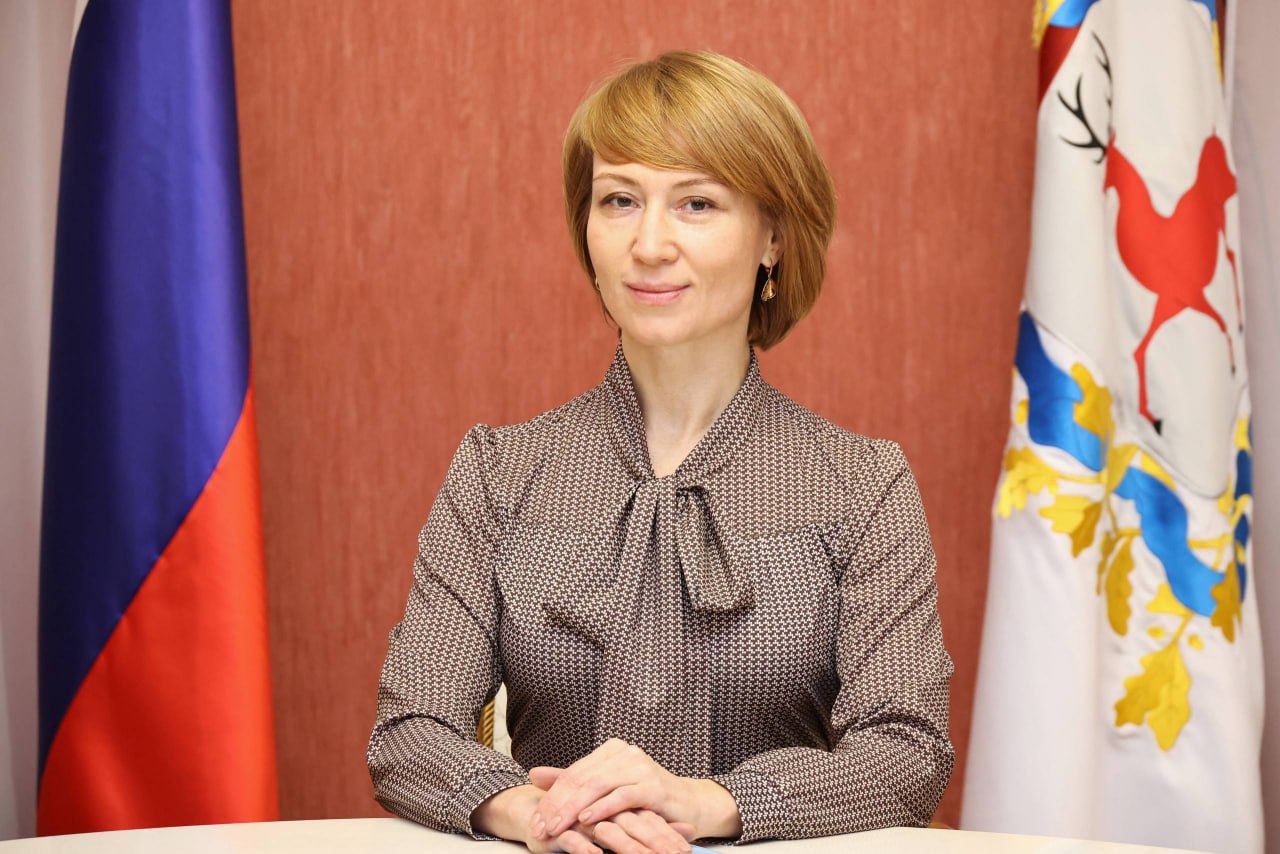 Нижегородское заксобрание одобрило кандидатуру Ирины Григорьевой на должность руководителя региональной контрольно счетной палаты Она приступит к работе с 1 января 2026 года С 2008 года госпожа Григорьева работала в областном минфине с января 2017 года заместителем начальника управления исполнения бюджета и консолидированной отчетности Также депутаты одобрили назначение Василия Арапова заместителем председателя КСП Ранее он работал в региональном минздраве госучреждении Центр обслуживания получателей бюджетных средств и областном минфине Фото заксобрания Нижегородской области Подписывайтесь Делитесь мнением о канале