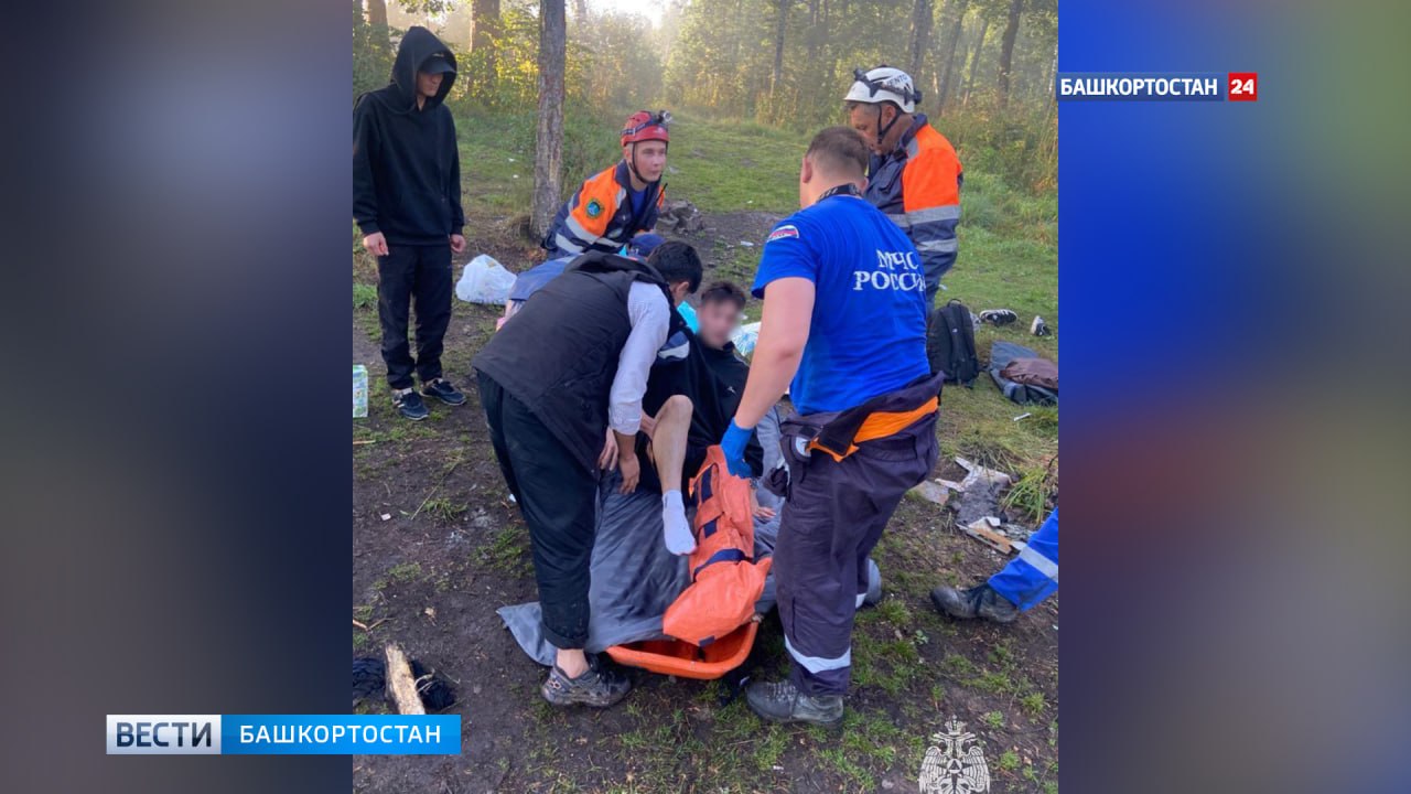 Турист прорубил ногу топором на труднопроходимом хребте в Башкортостане В Белорецком районе Башкортостана турист повредил ногу топором на скалах «Зубы Шурале». Самостоятельно остановить кровотечение не удалось, и группа из пяти человек обратилась за помощью. 29 июля спасатели МЧС России и Госкомитета РБ по ЧС эвакуировали пострадавшего. Группа не была зарегистрирована, что осложнило реагирование. МЧС напомнило о важности регистрации походов для безопасности. Подписаться Сообщить новости