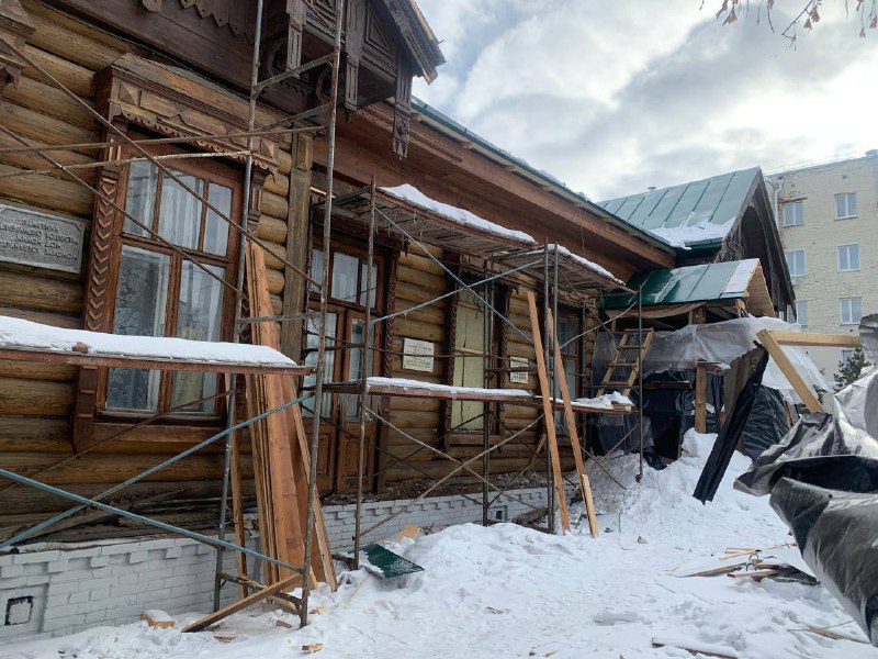 В Омске ремонтируют старинный деревянный дом с резьбой   Мэр Омска Сергей Шелест рассказал о ходе ремонта музея городского быта. Учреждение располагается в аварийном здании дома купчихи Кузьминой, построенного в 1913-м году. После того, как первые хозяева покинули его в 1918-м году, в нем жили пленные мадьяры, находился партком омской большевистской организации венгерских военнопленных, в 1920-х годах в здании работала больница, а после войны — станция скорой медицинской помощи.    Сейчас в здании по улице Театральной, 7 идет ремонт.  На доме заменили кровлю. Выполняется монтаж водосточной системы и продолжаются работы по восстановлению главного крыльца.    В реставрацию здания решил вложиться некий меценат. «Омск-информу» удалось узнать его фамилию.