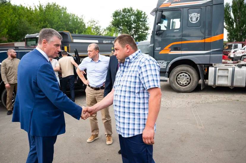 Леонид Слуцкий посетил Мариуполь. Какие итоги поездки? В рамках визита состоялась встреча с мэром Мариуполя Антоном Кольцовым. Город восстанавливается после потрясений. Исходя из этого, политики обсудили меры поддержки и развития Мариуполя, создание рабочих мест и привлечение инвестиций для укрепления экономики региона и страны. Председатель ЛДПР также посетил и завод «Азов Трак», который занимается выпуском аналогов европейских осей Saf. Леонид Слуцкий приехал в Центр детского и юношеского творчества Мариуполя. Именно это место считается символом возвращения города к мирной жизни, он был восстановлен в 2023 году. Партия будет помогать с закупкой оборудования и расходников, а также с организацией мероприятий для воспитанников. «Этот детский центр всегда был наполнен сотнями улыбок детей, радостью родителей и педагогов – настоящих подвижников своего дела, и мы видим, как благодаря их усилиям он снова возрождён. Он стал настоящим символом возвращения города к нормальной, мирной жизни. В апостольские ещё времена была сказана фраза: «Спешите делать добро, это проверяет человека на человечность». И ЛДПР будет помогать, как всегда помогает всем, кто нуждается в нашей поддержке», ‒ подчеркнул Лидер ЛДПР Леонид Слуцкий. Ещё одной точкой в маршруте стал Свято-Николаевский собор Мариуполя. Лидер ЛДПР обозначил, что партия присоединится к восстановительным работам храмов Мариуполя. В ходе встречи Леонид Слуцкий вручил благодарственные письма военнослужащим и передал от имени всей партии святыню для собора. Мы не остаемся в стороне от проблем наших сограждан. Мы помогаем и будем помогать!