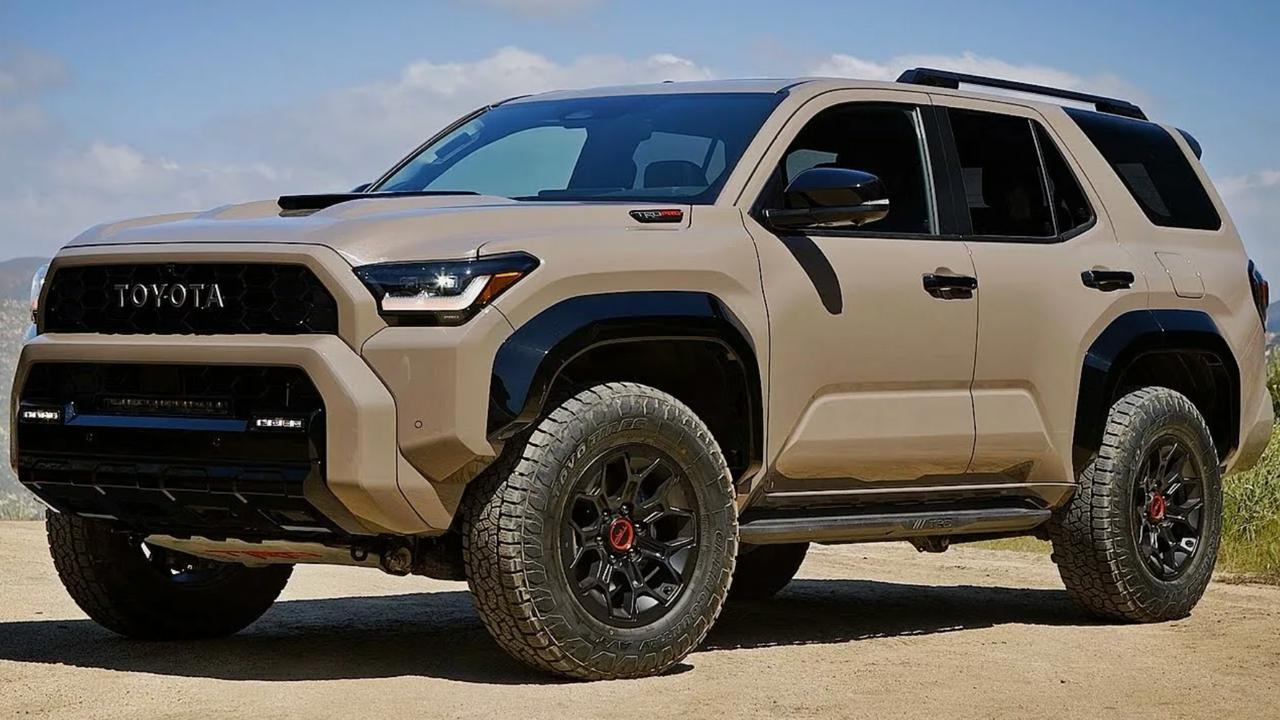 Toyota увеличит жизненный цикл ключевых моделей до 9 лет Компания отказывается от привычного ритма обновлений раз в 4 или 5 лет Новый подход предполагает отказ от частых глубоких изменений дизайна кузова и платформы Вместо этого автомобили будут регулярно получать крупные пакеты софтверных улучшений Они способны повышать мощность силовой установки расширять набор систем помощи водителю и даже добавлять новые функции по подписке Хороший ход Если конкурировать с китайцами в скорости разработки не выходит нужно повысить уровень доверия к марке и заработка на уже существующих моделях Правда есть риски морального устаревания но опыт к примеру Land Cruiser показывает сохранение спроса на долгоиграющие версии Консервативной публике точно зайдёт