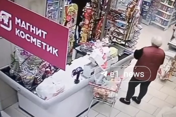 В Екатеринбурге подростки швырнули гранату в магазине Магнит В Магните у автовокзала подростки едва не устроили настоящий взрыв Инцидент произошёл накануне вечером в магазине сети Магнит возле екатеринбургского автовокзала По словам очевидцев около шести часов вечера в торговый зал забежали двое подростков и бросили светошумовую гранату в зону касс самообслуживания Искра задела женщину стоявшую у соседней кассы и сильно напугала её дочь рассказал очевидец происшествия Е1 RU После взрыва подростки сразу убежали из магазина Сотрудники вызвали полицию но хулиганов на месте уже не было Заявление о происшествии приняли в отделе полиции 12 Правоохранители осмотрели место изъяли записи с камер видеонаблюдения и начали проверку Сейчас устанавливаются личности подростков устроивших инцидент uralweb ru