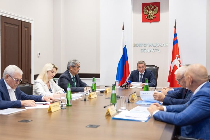 Андрей Бочаров пообещал Волжскому современный транспорт с федеральной поддержкой Губернатор Андрей Бочаров пообещал комплексно обновить общественный транспорт города Волжского Соответствующую задачу руководитель поставил перед профильными комитетами а также новой областной комиссией которая будет курировать соответствующие вопросы Считаю что сегодня на основе уже полученного опыта с использованием достаточно широкого перечня новых и уже знакомых нам механизмов федеральной поддержки необходимо приступить к формированию и реализации комплексного проекта по обновлению общественного транспорта города Волжского второго по численности населения города Волгоградской области части большой волгоградско волжской агломерации центра всего Заволжья подчеркнул глава региона  Подробнее