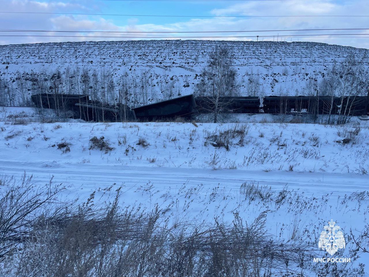 Два вагона грузового состава, перевозившего руду, сошли с рельсов в Учалинском районе — МЧС.   Последний развернуло, но он удержался на рельсах. Пострадавших нет.     Спутник FM – Уфимская Волна