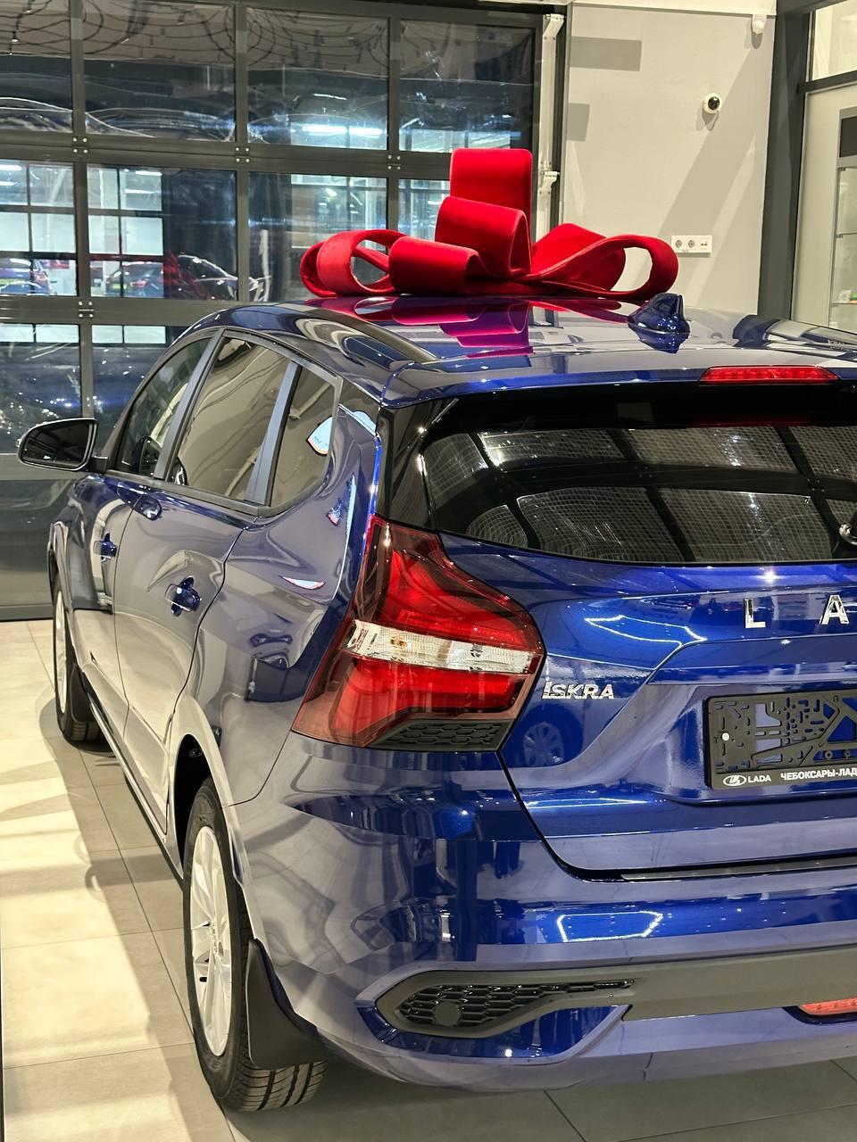 С конвейера АвтоВАЗа пошли Искры на продажу Завод наращивает отгрузки Lada Iskra Ежедневный выпуск достиг нескольких десятков единиц дефектов стало меньше Сначала поставки шли в крупные центры но теперь и в регионы европейской части Это подтверждает зона отгрузки в Тольятти на автовозах всё больше Искр Есть новости Присылай Главный по новостям