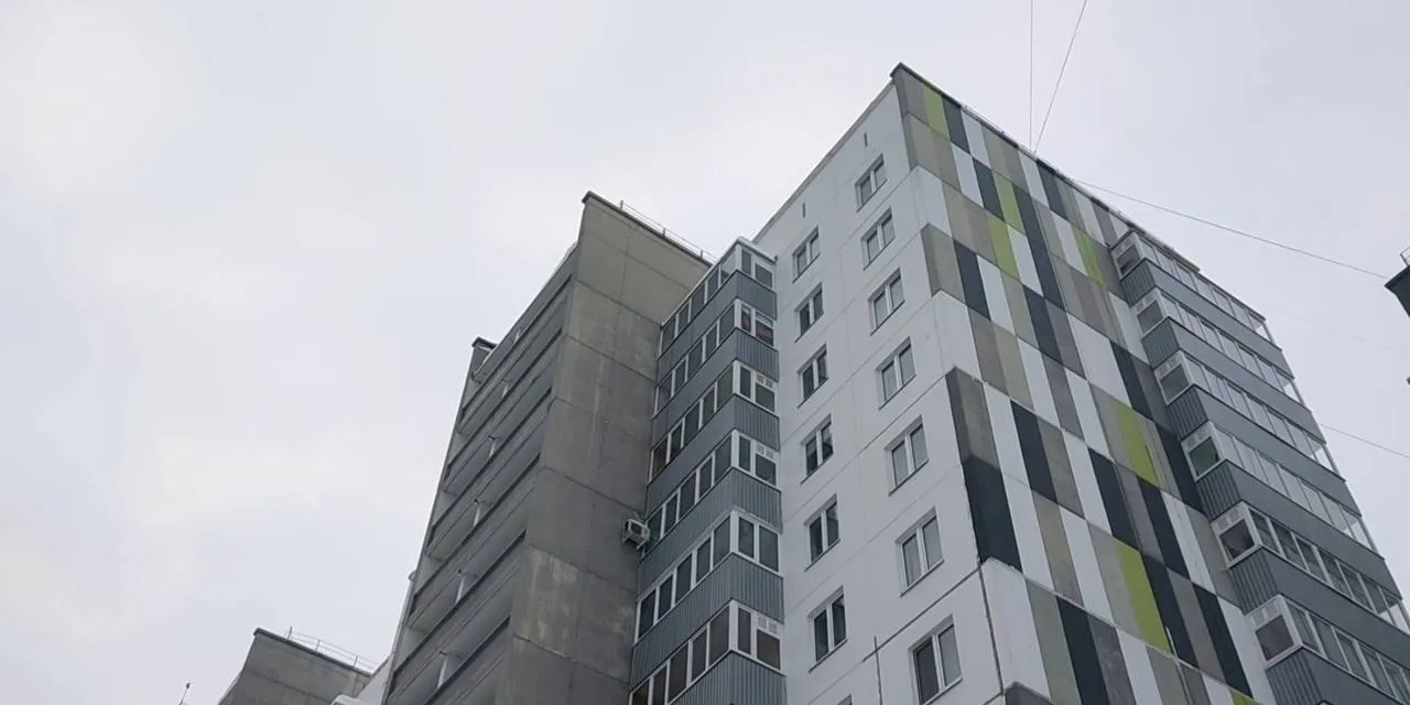 В Перми доплата за лишнюю комнату на вторичном рынке достигает 34 На вторичном рынке Перми студия стоит в среднем 4 2 млн руб однокомнатная квартира 5 2 млн руб двухкомнатная 6 9 млн руб трехкомнатная 9 3 млн руб Такие данные приводят аналитики Циана При переходе из студии в однушку в краевой столице нужно доплатить 25 от стоимости квартиры из однушки в двушку 32 из двушки в трешку 34 При этом в ряде городов Челябинске Иркутске Барнауле Владивостоке и Московской области однокомнатные квартиры лишь на 17 20 дороже студий В Рязани и Чебоксарах разрыв достигает 70 72 rbc perm