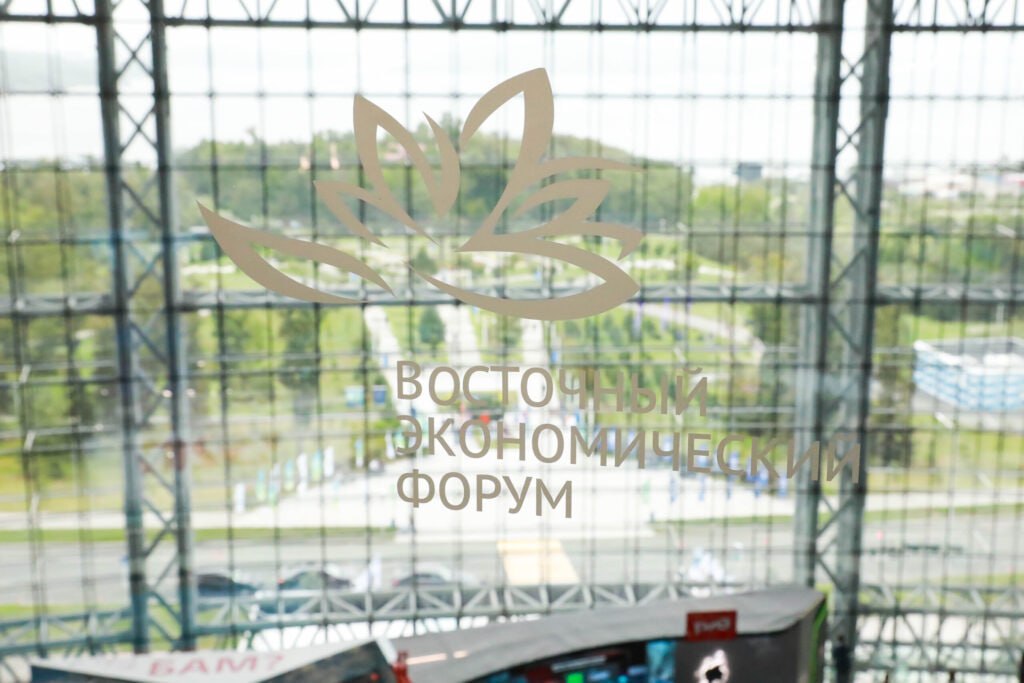 Якутия представит на ВЭФ-2025 полигон «Парк ледникового периода»  Технологический полигон «Парк ледникового периода» представит Якутия на выставке «Улица Дальнего Востока», которая пройдет во Владивостоке 3–9 сентября 2025 года в рамках десятого Восточного экономического форума. Об этом сообщает пресс-служба главы и правительства региона.  «Уверен, что, побывав в павильоне Якутии, где рассказывается о красоте северной природы, достопримечательностях и особенностях республики, посетители захотят приехать в республику и узнать, чем она живет», – приводятся слова зампреда правительства Российской Федерации – полпреда президента Российской Федерации в ДФО, председателя Организационного комитета Восточного экономического форума Юрия Трутнева.  Экспозиция «Парка ледникового периода» будет посвящена презентации Всемирного центра мамонта в Республике Саха  Якутия .  Идея создания центра указом президента России Владимира Путина включена в Стратегию развития Арктической зоны Российской Федерации и обеспечения национальной безопасности на период до 2035 года.  Подробнее читайте по ссылке    Фото: пресс-служба ВЭФ-2024