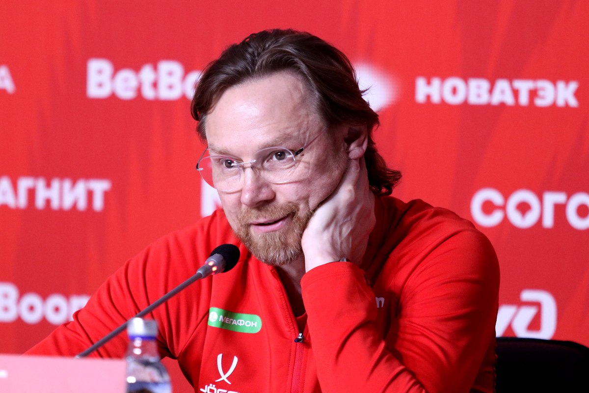 Главный тренер сборной России Валерий Карпин пошутил по поводу возможного вызова в национальную команду Александра Кержакова на фоне сообщений что Артем Дзюба может лишиться первого места в списке лучших бомбардиров в истории сборной Придется видимо теперь следить и за Кержаковым Только не знаю где написал Карпин в своем телеграм канале Ранее 20 декабря журналист Иван Карпов сообщил что Кержаков догнал Дзюбу в списке лучших бомбардиров сборной России благодаря голу 20 летней давности ФИФА подтвердила что в 2005 году на Андрея Аршавина ошибочно записали гол в ворота команды Германии хотя последним мяча коснулся Кержаков Однако окончательное решение по этому поводу должен принять РФС Дзюба 19 марта стал лучшим бомбардиром в истории сборной России он забил 31 й гол за национальную команду в матче с Гренадой Ранее Дзюба делил лидерство в сборной по голам с 43 летним Кержаковым который завершил карьеру в 2017 году Global Look Press Подписаться на РБК Спорт