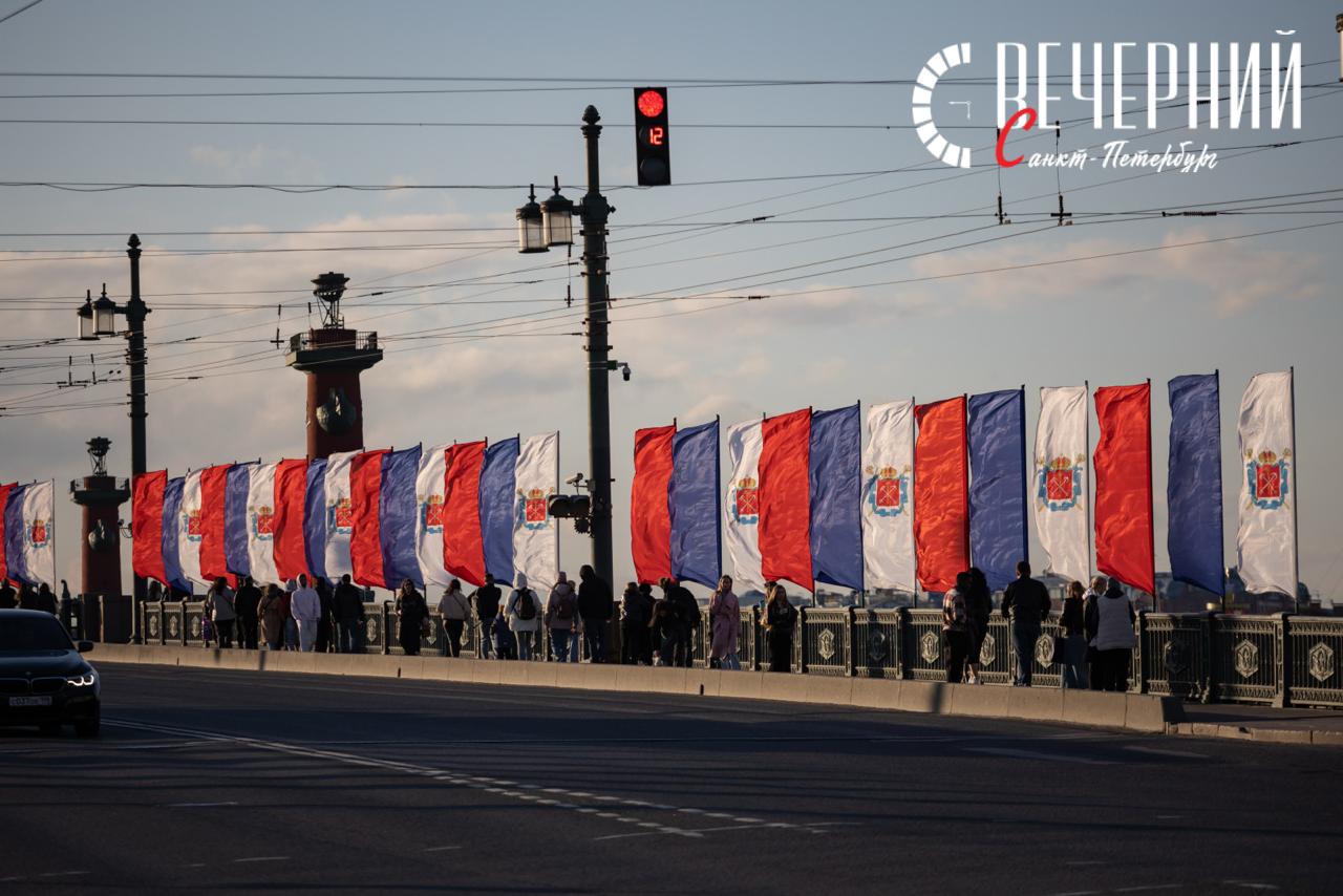 Мосты останутся сведёнными в ночь на 10 мая В Петербурге не будут разводить мосты в ночь с 9 на 10 мая — такое решение принято в связи с празднованием Дня Победы. Как уточнили в пресс-службе «Мостотреста», в нерабочие праздничные дни разводка мостов в городе не проводится. Это правило касается всех подобных дат по утверждённому графику. Фото: Дмитрий Фуфаев Вечерний Санкт-Петербург