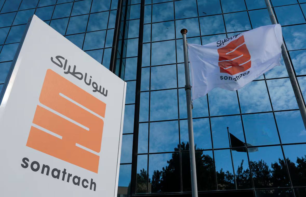 Саудиты инвестируют в Алжир Алжирская государственная нефтегазовая компания Sonatrach и саудовская Midad Energy заключили контракт на разведку и добычу углеводородов на 5 4 млрд сообщает Sonatrach Соглашение о разделе продукции рассчитано на 30 лет с возможностью продления еще на 10 лет и включает семилетний этап разведки Саудовская сторона полностью профинансирует все инвестиции включая 288 млн выделенных на геологоразведочные работы Южный периметр месторождения Иллизи расположен примерно в 100 км к югу от города Ин Аменас недалеко от ливийской границы Sonatrach крупнейшая алжирская нефтегазовая компания активно привлекает зарубежных партнеров для увеличения добычи и модернизации инфраструктуры Ранее компания заключила соглашение на 850 млн с китайской Sinopec Как сообщал ранее министр энергетики Алжира страна планирует инвестировать 60 млрд в свой энергетический сектор в течение следующих пяти лет уделяя особое внимание разведке и добыче Midad Energy входит в саудовский холдинг Alturki Holding который инвестирует в промышленные и энергетические услуги Алжир обладающий третьими в мире запасами сланцевого газа делает ставку на новые проекты для наращивания добычи и поддержания доходов бюджета которые более чем на 75 зависят от экспорта углеводородов Ранее власти страны сообщали о близком заключении соглашений с американскими корпорациями ExxonMobil и Chevron о разработке газовых месторождений включая сланцевые