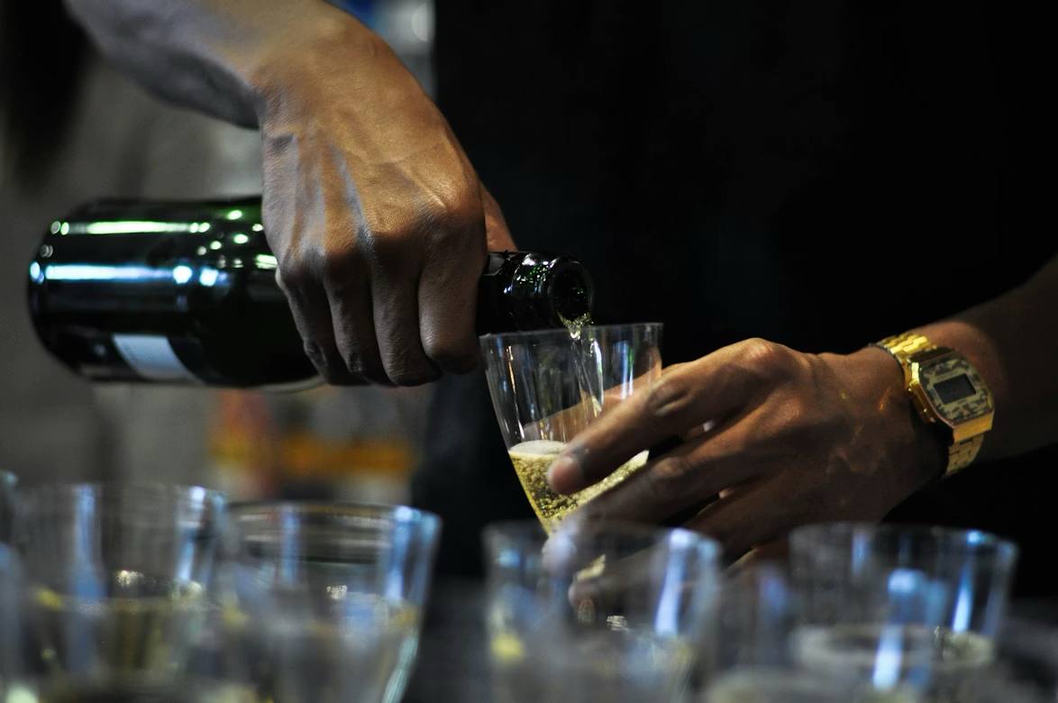 Крупнейшими мировыми импортерами игристого вина в прошлом году стали США Великобритания и Япония США приобрели игристое на 1 04 млрд долларов Великобритания на 847 7 млн Япония на 528 1 млн Россия расположилась на седьмом месте в рейтинге закупив игристое на 189 4 млн долларов Больше новостей в Daily News