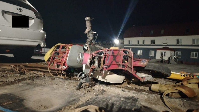Появилось видео и подробности ДТП с мопедом в Курильском районе: подозревают пьяную езду По официальной информации, 33-летний водитель Toyota Harrier выехал на встречную полосу и врезался в мопед Yamaha, за рулём которого находился 28-летний мужчина. В результате аварии мопедист получил серьёзную травму ноги и сейчас находится в стабильном состоянии. Но главное — ГАИ рассказала не всё. Подробности сообщил атаман Куйбышевской станицы: виновники аварии, по мнению казаков, были пьяны и попытались скрыться. Казаки, дежурившие неподалёку, задержали нарушителей и вызвали полицию. Видео с места аварии и поведение водителей переданы правоохранителям. Один из мужчин отказался от медосвидетельствования, по второму ждут результатов. Проверка продолжается. Источник: газета "Красный маяк" #Местное Прислать новость