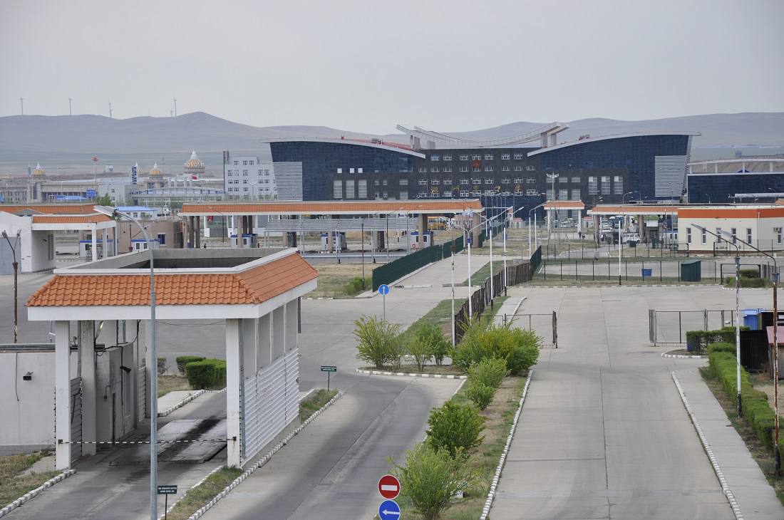 Десятки автобусов с туристами из России застряли на границе с Китаем Вечером 4 января на автомобильном пункте пропуска Маньчжурия на границе России и Китая скопилось около 30 туристических автобусов с российскими номерами Туристы направлялись в Китай на новогодние праздники По сообщениям в СМИ некоторые люди прождали в очереди более 10 часов без еды и воды Ожидающие туристы обратили внимание что китайских граждан пропускали без задержек а залы ожидания пустовали По информации генконсульства России в Харбине очередь возникла из за резкого увеличения числа туристов По информации ведомства за день границу пересекли почти 6 тыс человек из них более 3 тыс на въезд в Китай и почти 2 8 тыс на выезд По состоянию на 6 января пропускной пункт работает в обычном режиме Новости Китая ЭКД