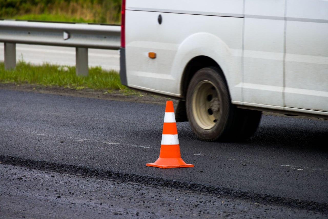 Дорожника в Челябинске отправили в колонию за аферу с ремонтом трассы М 5 В Челябинске вынесли приговор заместителю директора ПКФ Глобус За крупную аферу с госконтрактом участнику дорожной ОПГ дали 5 5 года в исправительной колонии строгого режима со штрафом в 628 тысяч рублей Речь идет о 34 летнем Арайике Закояне сыне владельца ПКФ Глобус Мясника Закояна Металлургический райсуд признал его виновным в даче взятки в крупном размере по пункту б части 4 статьи 291 УК РФ и в мошенничестве по части 4 статьи 159 УК РФ В суде установлено что в период с ноября 2022 года по октябрь 2023 года подсудимый передал начальнику отдела ОГКУ Челябинскавтодор взятку в 628 тысяч рублей прокомментировали в региональной прокуратуре За денежное вознаграждение тот должен был беспрепятственно принять капремонт дороги Кунашак Усть Багаряк а также крышевать представителя коммерческой фирмы В ходе следствия также вскрылся еще один случай