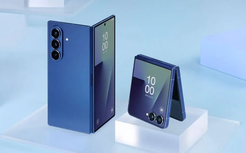 На Samsung подали в суд из за складных устройств компании грозит запрет продаж в США Компания Lepton Computing обвинила Samsung в нарушении девяти патентов связанных со складными смартфонами Иск затрагивает почти все складные модели бренда начиная от Galaxy Z Fold 3 Z Flip 3 и заканчивая TriFold Претензии касаются конструкции корпуса защиты дисплея и внутренней компоновки деталей Под удар попал даже софт в частности функция бесшовного перехода приложений между экранами Казалось бы серьёзные нарушения Но дальше начинаются странности Истец утверждает что их прототип Lepton Flex был первым складным смартфоном разработанным в США Какие то ранние наработки якобы были продемонстрированы сотрудникам Samsung Однако устройство так и не было выпущено на рынок Упомянутые патенты были зарегистрированы лишь в 2021 году когда у Samsung уже было выпущено два поколения складных смартфонов Если Samsung не докажет свою правоту компании грозят колоссальные убытки Однако наиболее вероятным исходом эксперты считают мировое соглашение или победу в суде потому что Lepton Computing вероятнее всего является обычным патентным троллем В компании зарегистрировано всего два сотрудника а их официальный сайт не содержит вообще никакой информации