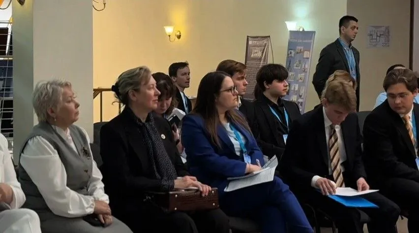В Астане состоялось пленарное заседание в рамках Региональной молодёжной конференции российских соотечественников стран ближнего зарубежья Тема встречи Единство народов в эпоху перемен молодёжь патриотизм цифровое будущее Советник посланник Посольства России в Казахстане Юрий Мельник зачитал приветствие главы дипмиссии Алексея Бородавкина Важную роль молодежи в будущем диаспоры отметил в своем обращении к участникам ответственный секретарь ПКДСР директор ДРС МИД РФ Геннадий Овечко зачитал начальник отдела ДРС МИД РФ Андрей Артюшенко Руководитель представительства Россотрудничества в Казахстане Ирек Зиннуров отметил что у российских соотечественников из разных стран много точек соприкосновения Подробнее