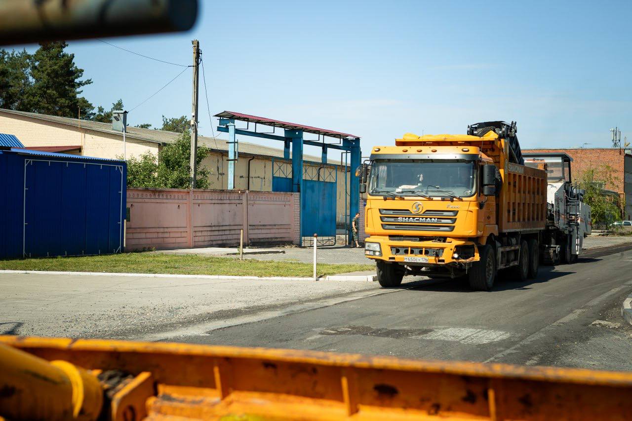 1 2 3 В Курской области отремонтируют 303 км автомобильных дорог Ремонт по нацпроекту «Инфраструктура для жизни» охватывает 15 районов Курской области: Советский, Щигровский, Черемисиновский, Горшеченский, Мантуровский, Тимский, Касторенский, Солнцевский, Курчатовский, Обоянский, Пристенский, Дмитриевский, Фатежский, Конышевский и Поныровский. Планируют провести также ремонт мостов. Сейчас проходят работы на следующих сооружениях: - мост через р. Котлевка в Конышевском районе; - мост через ручей Фатежик в Фатеже; - мост через р. Косоржа в Черемисиновском районе; - мост через р. Озеренка в Щигровском районе. Вести-Курск. Только проверенная информация Прислать новость