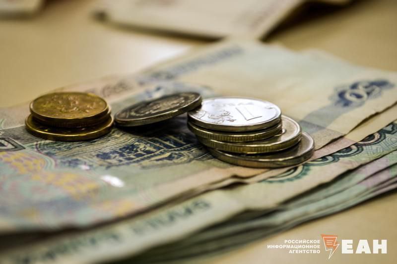 Ключевая ставка ЦБ 13 февраля вряд ли изменится Снижать ставку именно в эту дату Центробанк пока очевидно не готов На эту дату назначено очередное заседание совета директоров ЦБ который принимает решение по ставке Это будет первое собрание в этом году по данному вопросу Сейчас ставка составляет 16 ее снизили 19 декабря 2025 года Это было пятым подряд смягчением денежно кредитной политики с июня 2025 года Рынки допускают паузы в снижении ключевой ставки на ближайших заседаниях а к концу года ожидают ее на уровне 12 13 Такие ожидания в целом согласуются с сигналом Банка России о целесообразности поддерживать жесткие ДКУ в течение продолжительного периода времени говорится в информационном бюллетене банка О чем говорят тренды Так банк дает понять что ставка скорее всего снижена не будет ЕАН в MAX ЕАН в VK