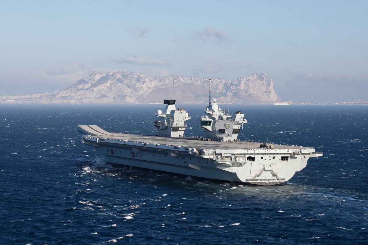 На авианосце HMS Prince of Wales британские военные открыли комнату для киберспорта Комната оснащена восемью ПК от Alienware с видеокартами GeForce RTX 4080, консолями и LED-подсветкой ВМС Великобритании заявила - киберспорт с марта 2024 года официально признан «военным спортом» — как средство развития лидерства, командной работы и психического здоровья.