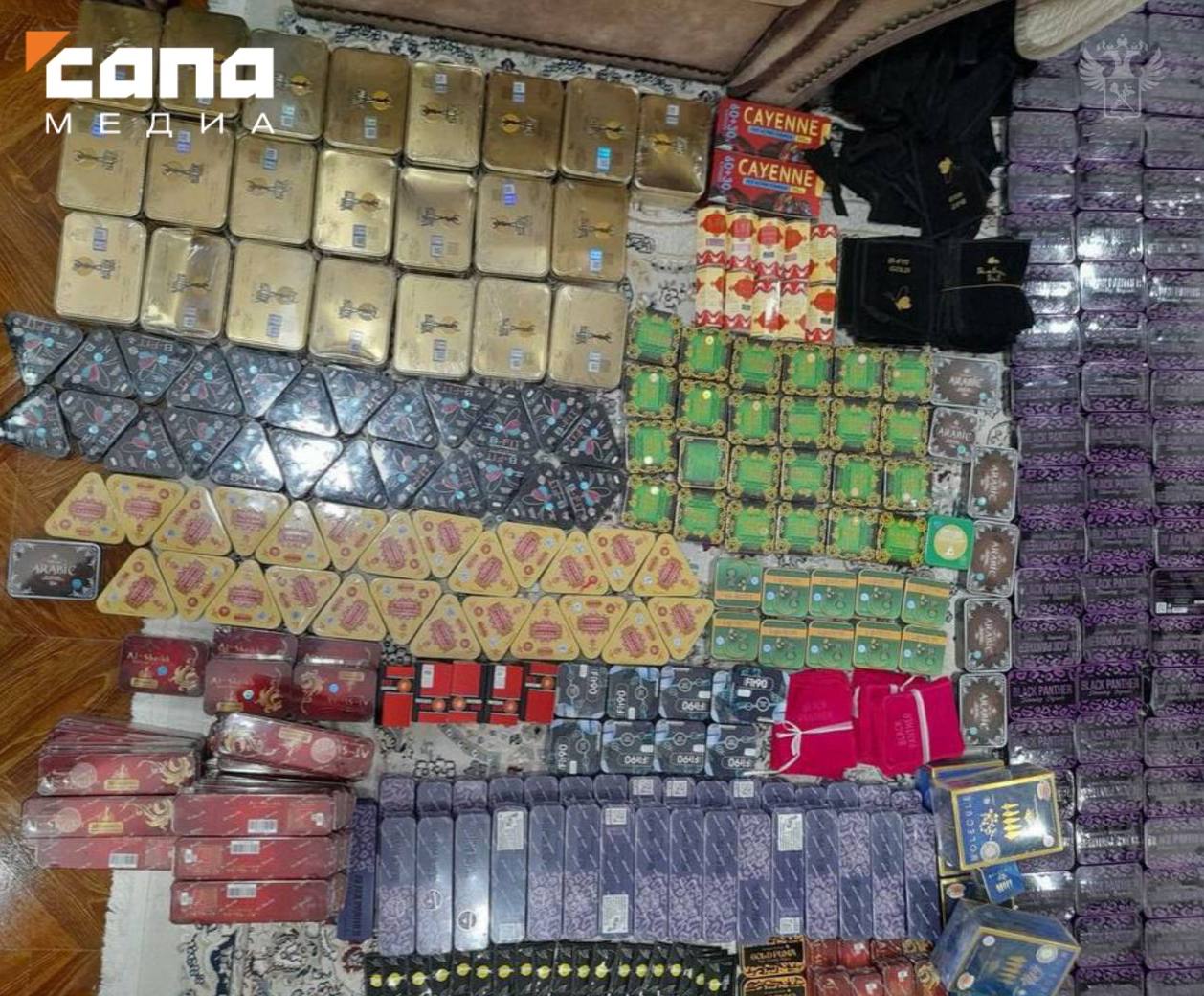 10 кг запрещенных препаратов для похудения изъяли северокавказские таможенники Сотрудники Северо Кавказской оперативной таможни выявили более 10 кг разных нелегальных товаров с сибутрамином Сильнодействующие препараты заказал по почте 28 летний мужчина из Дагестана По месту его жительства в селе правоохранители обнаружили более тысячи металлических и картонных коробок с разноцветными капсулами и саше Зная что продажа подобных товаров запрещена в России он оформлял заказы у неизвестных лиц через мессенджер В отношении заказчика возбуждено уголовное дело о контрабанде сильнодействующих веществ Ему может грозить лишение свободы на срок до семи лет со штрафом в размере до 1 млн рублей Подписывайся на Сапа Кавказ