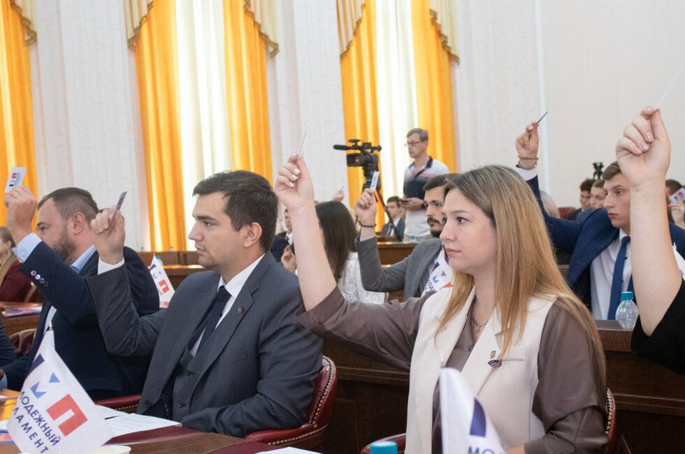 Молодые защитники Донбасса вошли в Молодежный парламент ДНР Кроме участников СВО в состав четвертого созыва вошли жители освобожденных территорий. Глава ДНР Денис Пушилин обозначил приоритеты молодым парламентариям: общественный контроль за восстановлением Донбасса и вовлечение молодежи в решение проблем республики. Подробности — на нашем сайте! #молодежь Фото: Пресс-служба Народного Совета ДНР Подписаться