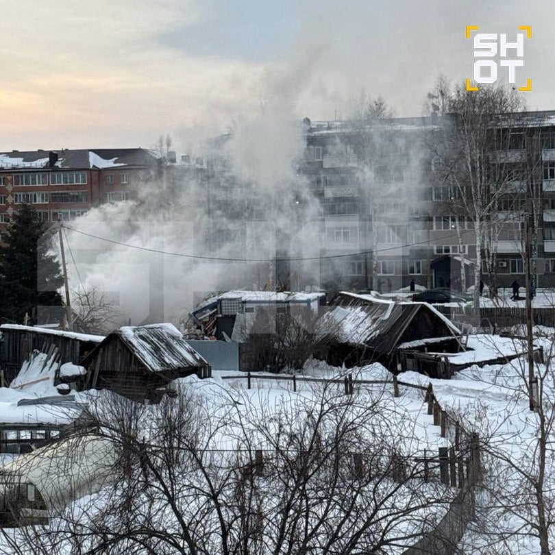 Взрыв газа в частном доме в Тобольске  В Тобольске Тюменской области произошел взрыв газа в частном доме. По данным источников, пострадали двое — женщина и ребёнок.  Как рассказали местные жители, несколько минут назад на Октябрьской улице был слышен сильный хлопок, после этого в доме, где произошёл взрыв, начался пожар. В соседних пятиэтажках выбило окна ударной волной.