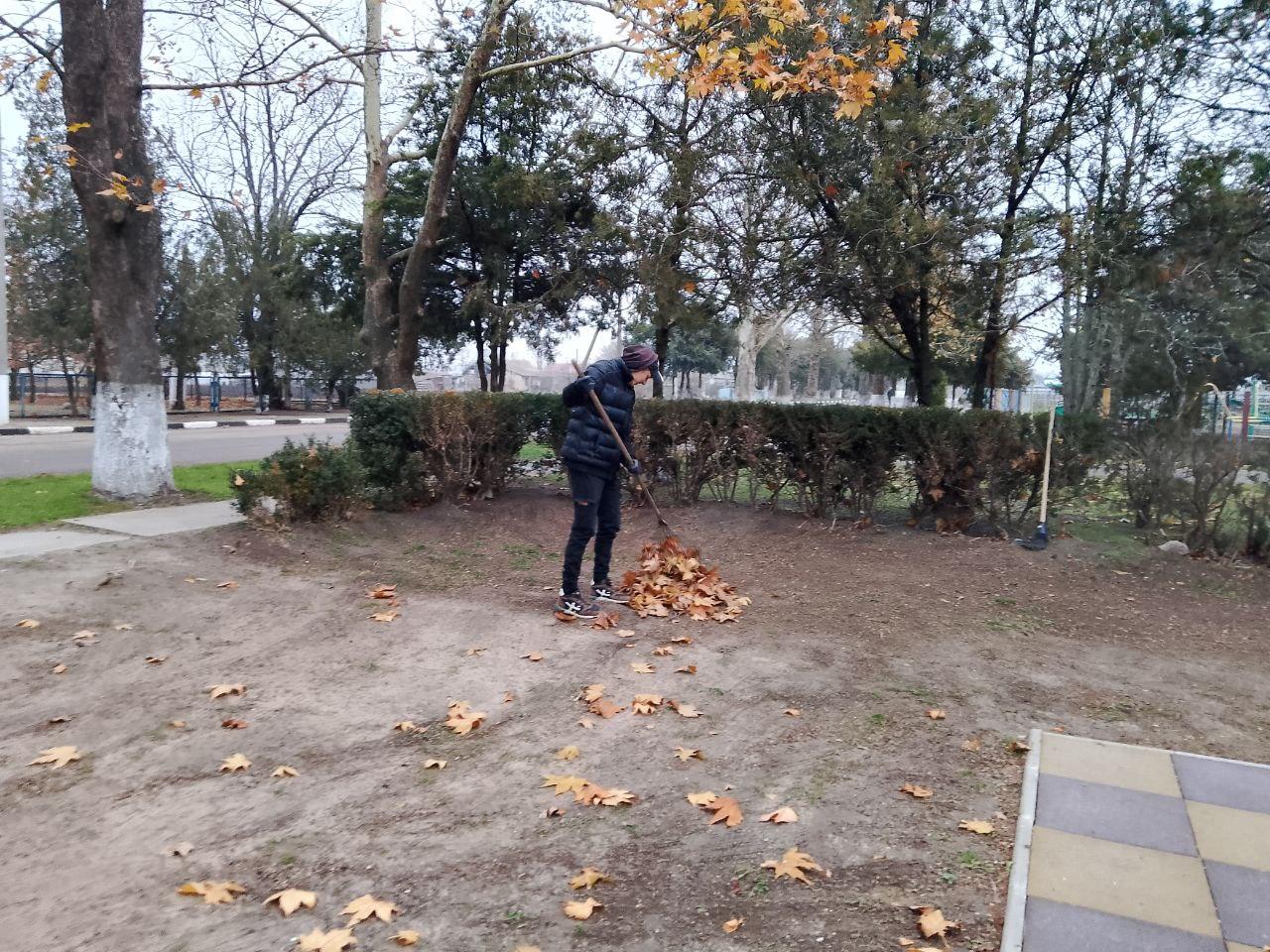 В Скадовском округе проходят плановые уборки   В ТУ Шевченко сотрудники МУП «Джарылгач» провели уборку парковой зоны и спортивной площадки на территории села.   Благодаря этому труду, тропинки парка стали очищены от листвы, а спортивная площадка, освобожденная от мусора и сухой травы, вновь стала местом, куда с удовольствием придут дети и взрослые, чтобы активно провести время.    Сотрудники администрации ТУ Шевченко выражают благодарность всем участникам субботника и отметили важность таких мероприятий для поддержания порядка и чистоты в общественных зонах.