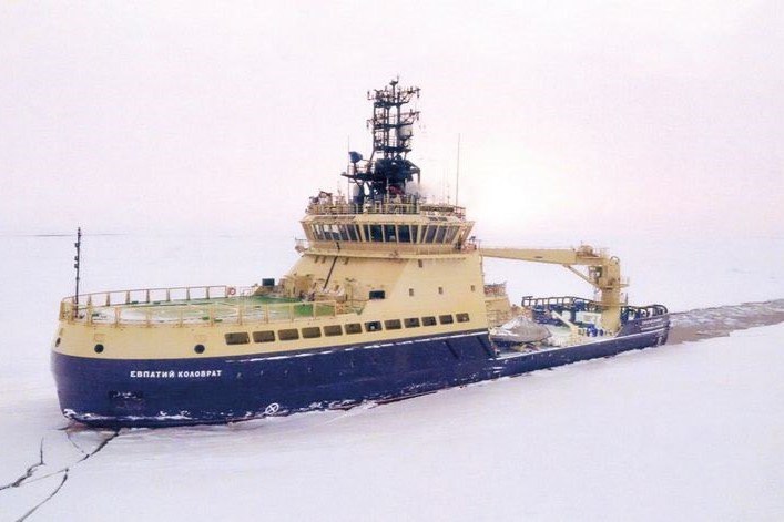 Евпатий Коловрат поможет застрявшему во льдах на Чукотке теплоходу Дизель электрический ледокол вышел из порта Петропавловска Камчатского накануне Его прибытие к чукотскому посёлку Беринговский около которого в ледовом плену находится теплоход ожидается в воскресенье После завершения разгрузки у села Хатырка теплоход должен был уйти в Петропавловск Камчатский но застрял во льдах Экипаж из 18 человек обеспечен всем необходимым включая продукты Угрозы безопасности их жизни и здоровья нет сообщили корр ИА Чукотка в Дальневосточной транспортной прокуратуре ЧИТАТЬ ПОЛНОСТЬЮ kamtoday ru проишествия Информагентство Чукотка ПОДПИСАТЬСЯ ПОДДЕРЖАТЬ ГОЛОСОМ