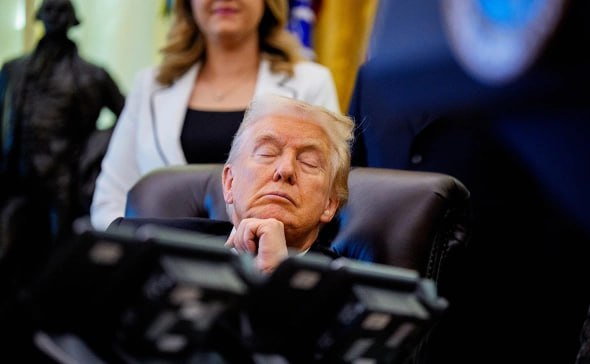 Трамп стал вторым сонным президентом США Дональд Трамп официально вступил в элитный клуб сонных президентов На мероприятии в Белом доме он уснул прямо перед камерами CNN сообщает глаза закрылись подбородок опустился вниз полный политический релакс Теперь Байдену есть достойный конкурент не только на выборах но и в борьбе за звание Кто уснёт первым Похоже в США началась новая гонка не за президентское кресло а за звание короля сна в Овальном кабинете А если серьёзно это символично два самых возрастных президента в истории США уже на публике демонстрируют усталость Кажется Америка действительно решила отдохнуть Подпишись на Русскую Евразию