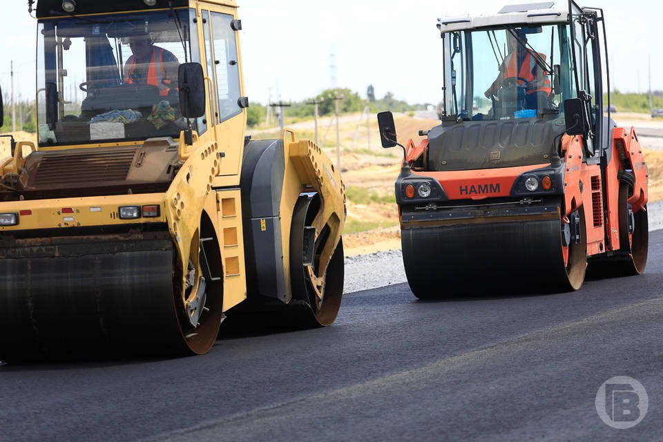 В Волгограде завершают стройку дорог на Хорошева и Гамзатова  Работы ведутся в рамках нацпроекта.  В Дзержинском районе Волгограда близится к завершению строительство дорог по улицам Хорошева и Гамзатова. Подрядчик уложил уже два из трех слоев асфальтобетона. Как сообщили «Городским вестям» в пресс-службе мэрии, работы на объектах общей протяженностью 930 метров ведутся в рамках нацпроекта «Жилье и городская среда».  Строящийся комплекс четырехполосных автомобильных проездов обеспечит жителям новостроек, а также посетителям расположенных в микрорайоне Семь Ветров социальных учреждений, удобный выезд на улицы Покрышкина и 8-й Воздушной Армии. Предусмотрены тротуары с понижением высоты у пешеходных переходов и направляющими тактильными наземными указателями для маломобильных групп населения, велодорожки, ограждение, остановочные павильоны, а также парковочные карманы. На прилегающей территории высадят газон.