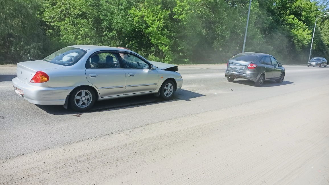 Двое подростков пострадали в ДТП в Семилукском районе Kia Spectra и «Лада Гранта» столкнулись вчера в 14:30 на 211 км трассы Р-298. Госпитализированы пассажиры «Лады Гранты» – мальчики 11 и 16 лет.