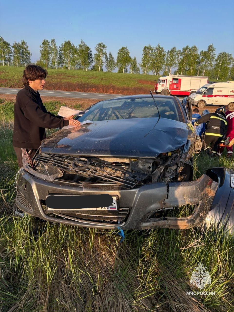 # Смертельное ДТП рядом с Салаватом. Opel Astra на скорости улетел в кювет и опрокинулся Авария произошла на 163 километре трассы Р-240 Уфа - Оренбург. Сотрудники МЧС России прибыли на место и отключили аккумулятор автомобиля. Пожарные помогли троим травмированным мужчинам выбраться из легковушки, затем передали их медикам. К сожалению, еще один 20-летний мужчина в результате ДТП погиб, сообщает пресс-служба МЧС Башкирии. Причину ДТП устанавливают сотрудники Госавтоинспекции.