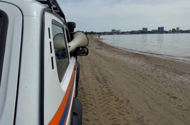В Анапе патрули с громкоговорителями делают по пляжам до 10 рейсов в день Два специальных автомобиля с громкоговорителями, которые уже две недели постоянно курсируют вдоль морских песчаных пляжей на территории Анапы и информируют о запрете купания и нахождения на береговой линии, в течение дня совершают до 10 рейсов. Об этом сообщает оперштаб Краснодарского края. Причем одна машина работает на участке от Центрального пляжа Анапы до села Витязево, а вторая - на пляжах станицы Благовещенской. "В среднем в день каждый автомобиль совершает до пяти рейсов, всего - до 10 раз проезжает туда и обратно, информируя жителей. На маршрут выходят с 8:00 и ездят вдоль пляжей до 20:00", - уточнили в оперштабе. "Ограничительные меры будут действовать до завершения очистки пляжей, пока все территории не будут соответствовать требованиям санитарных норм. Открытие каждого пляжа возможно только после соответствующего допуска со стороны Роспотребнадзора", - подчеркнули в мэрии Анапы. Фото: пресс-служба мэрии Анапы