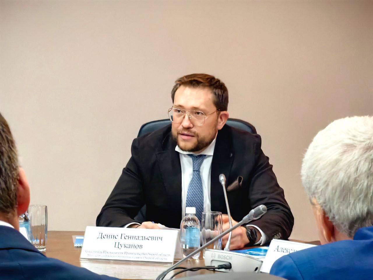 Бывший замгубернатора Омской области Цуканов вышел из СИЗО сообщают СМИ Напомним Цуканова задержали в Омске 12 декабря 2024 года Его этапировали в Москву где суд поместил его под домашний арест как подозреваемого в особо крупном хищении еще и группой лиц Он вместе с другими чиновниками по версии следствия похитил из бюджета республики так следствие называет созданную на оккупированой территории так называемую ДНР бюджетные ассигнования На работу в Омскую область его пригласил Виталий Хоценко с которым они работали на оккупированных территориях Подробнее о деле Цуканова мы рассказывали в нашем ролике