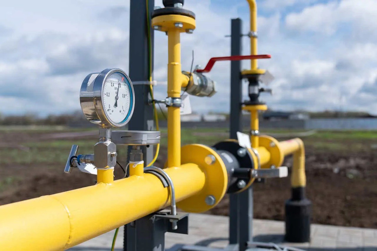 Газоснабжение в прифронтовой зоне ЛНР восстанавливается! В ЛНР продолжается восстановление газоснабжения в прифронтовых населенных пунктах. На данный момент восстановлено 73% распределительных газопроводов. В Северодонецке восстановлено 91% газопроводов В Лисичанске — 94% Рубежное уже на 80% с газом Работы продолжаются, и скоро жители смогут наслаждаться стабильным газоснабжением!