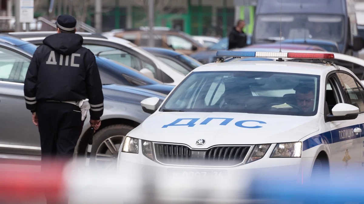 Женщина без водительских прав стала участницей смертельного ДТП В минувшую субботу автомобиль Volkswagen Polo на автодороге «Степаново-Ваньки» на территории Чайковского городского округа опрокинулся в кювет. Как сообщает Госавтоинспеция по Пермскому региону, в результате погиб пассажир 1999 года рождения. Женщина 1999 года рождения и двое детей 2019 и 2011 годов рождения получили травмы различной степени тяжести и были госпитализированы. По предварительным данным женщина, которая находилась за рулем, не справилась с управлением, в результате чего машина съехала с дороги и опрокинулась.