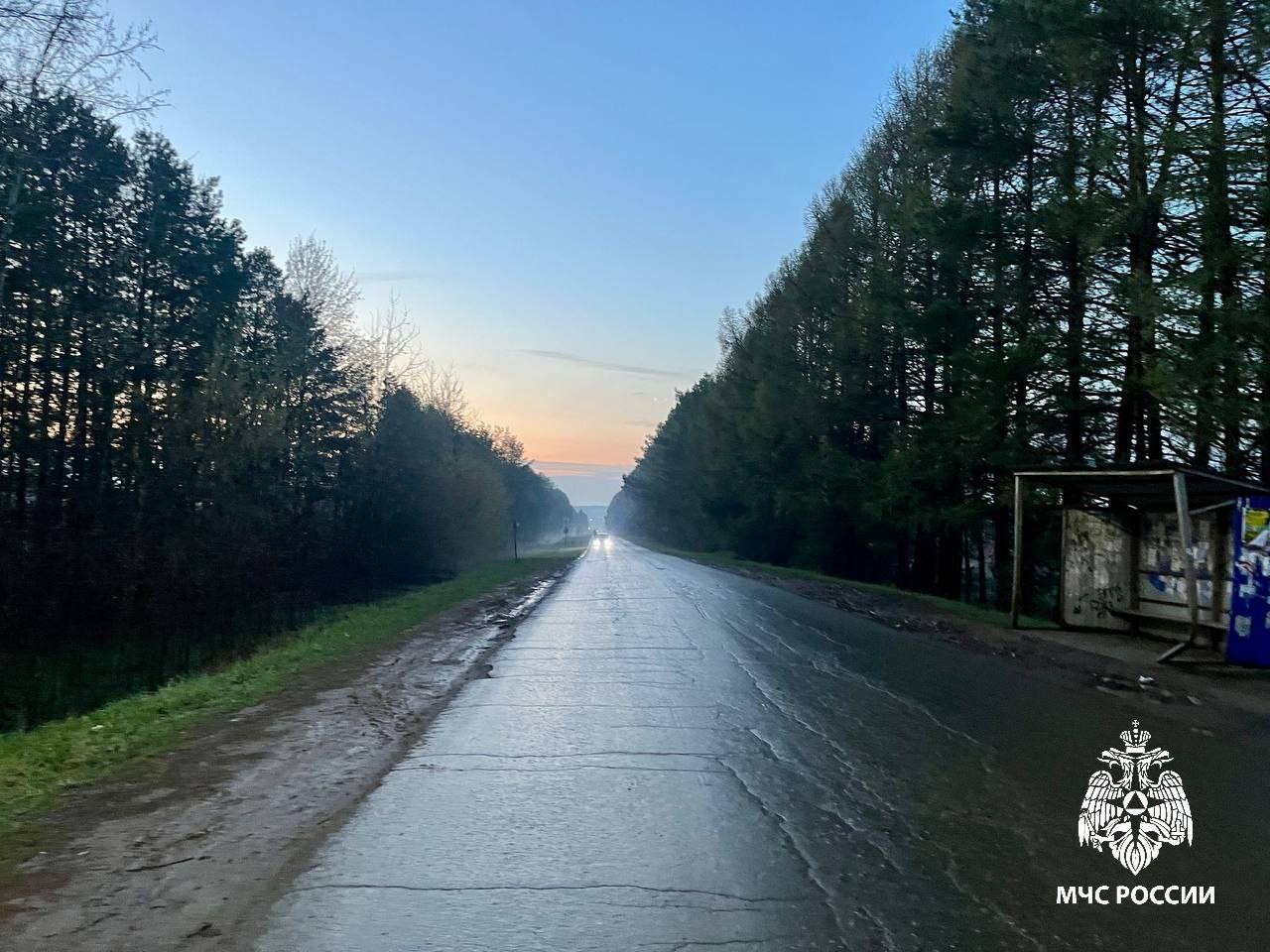 Гроза! #погода  По данным Удмуртского ЦГМС, днем 22 июля местами по республике ожидаются грозы.   МЧС России напоминает:   не стой рядом с высоким отдельно стоящим деревом, печной трубой, высотным строением;   грозовой разряд может вызвать пожар, разрушение строений и конструкций, травмирование и гибель людей, животных;   не паркуй автомобиль вблизи деревьев и слабо укреплённых конструкций;    находясь на улице, обходи шаткие строения и деревья;   для вызова экстренных служб звони по номеру «112».  Установи на свои строения  дом/баня и тп  громоотвод. Это реальный способ избежать пожара в грозу!