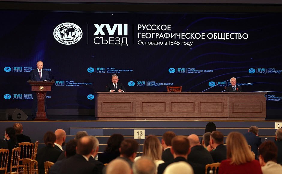Президент России Владимир Путин поддержал проекты Русского географического общества в Красноярском крае Глава государства обратил внимание участников съезда на необходимость помогать РГО воплощать в жизнь перспективные проекты такие как Ледовая база имени Артура Чилингарова или Парк музей освоения Арктики в Красноярске на острове Молокова знаковом месте для всех полярников А также подчеркнул что РГО имеет огромный опыт работы в сложных полярных условиях его нужно использовать в реализации программ развития арктических территорий Читать нас в ТГ Читать нас в МАХ