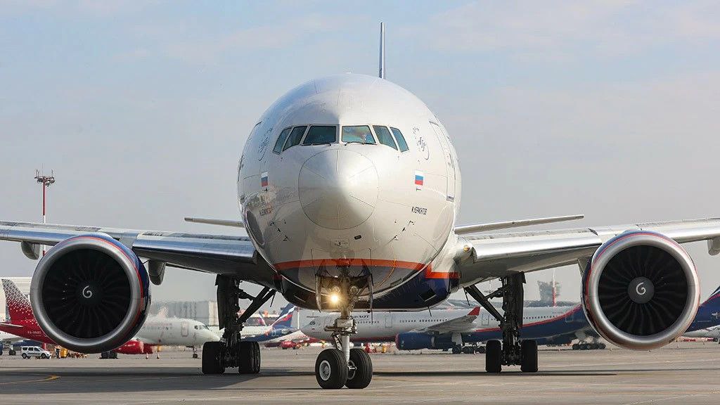 Ассоциация эксплуатантов воздушного транспорта обратилась в Минфин и Минтранс с просьбой продлить действие постановления правительства РФ 412 которое регламентирует эксплуатацию российскими авиакомпаниями иностранных самолетов находящихся в собственности зарубежных лизингодателей сообщают Ведомости В письме отмечается что сейчас воздушные суда иностранного производства Airbus Boeing Embraer продолжают оставаться основным средством перевозки пассажиров у российских авиакомпаний Существенная часть флота при этом остается в собственности иностранных компаний и используется на основе договоров лизинга Принятое правительством в 2022 году постановление 412 позволяет отечественным авиакомпаниям не возвращать самолеты за рубеж и использовать их в соответствии с российскими техническими регламентами Срок действия документа истекает в конце 2026 года Подписаться на PRO transport