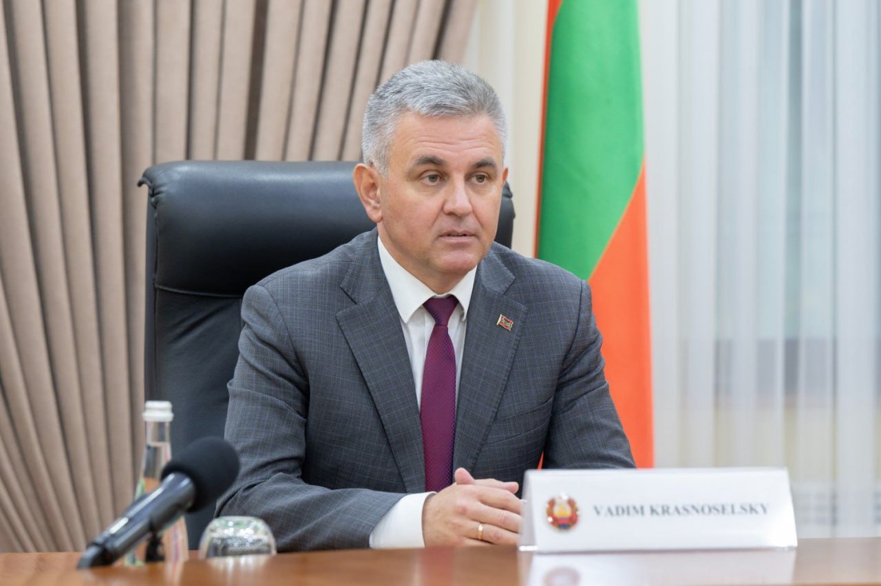 «Не надо придумывать что-то новое, если есть то, что уже доказало свою эффективность. Надо просто возобновить работу», - Вадим Красносельский о переговорном формате «5+2». Президент ПМР встретился с представителями Швейцарии и Германии в ОБСЕ Рафаэлем Негели и Сюзанной Шютц. Главное: Вадим Красносельский: «Существует много мнений относительно формата «5+2». Есть сторонники и противники продолжения работы. Я вижу его необходимость и реальные перспективы налаживания отношений посредством данного формата». Рафаэль Негели: «ОБСЕ – это важный инструмент для сотрудничества и обеспечения безопасности в Европе в целом. Вы можете в полной мере рассчитывать на Швейцарию. Мы готовы по максимуму предоставить все возможности». Сюзанна Шютц: «Германия пристально следит за процессом /молдо-приднестровского/ урегулирования». Напомним, что в ОБСЕ сейчас председательствует Финляндия. В 2026 году председательство перейдет к Швейцарии.
